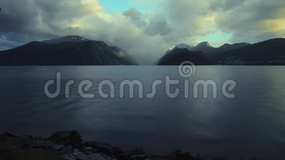 挪威峡湾风景优美午后雨水少视频的预览图