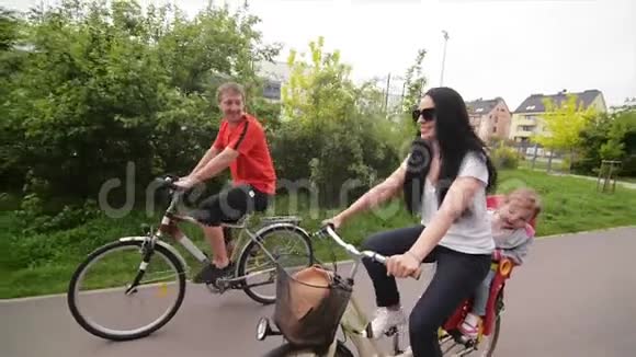 有孩子的父母骑自行车幸福的家庭一起度过时光视频的预览图