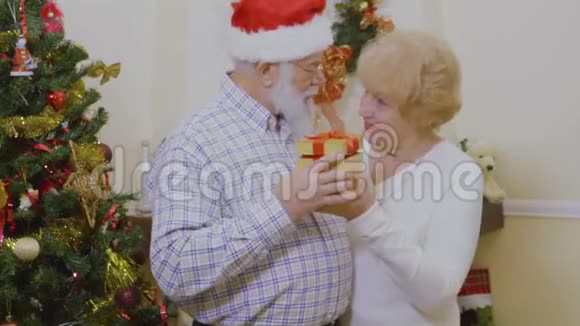成熟的女人和成熟的男人手里拿着圣诞礼物视频的预览图