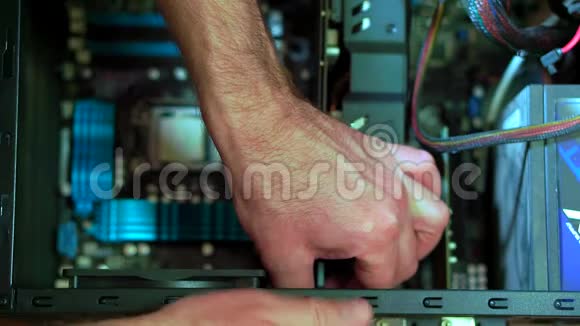PC机中男性手脱电心的特写视频的预览图