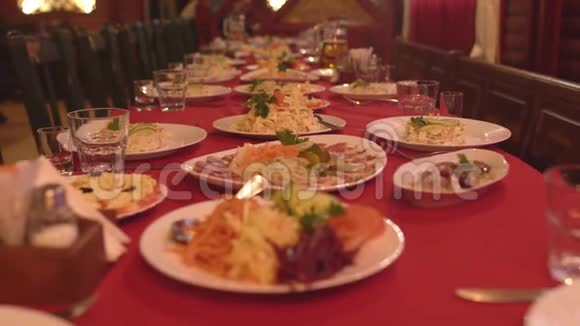 在餐馆里准备好的餐桌用来庆祝一个庆典一个开胃菜视频的预览图