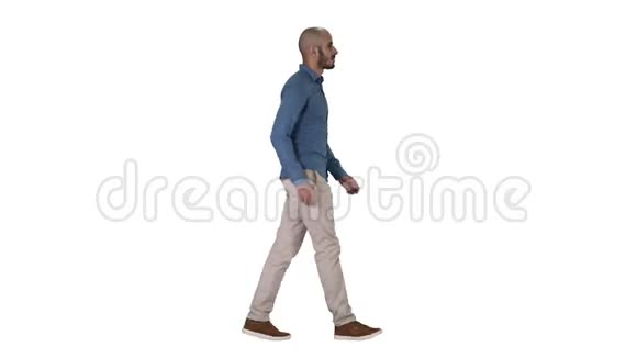 自信的他的风格模型步行与手口袋在白色背景视频的预览图