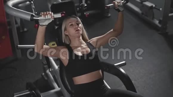 运动青年妇女在健身房锻炼健身器材视频的预览图