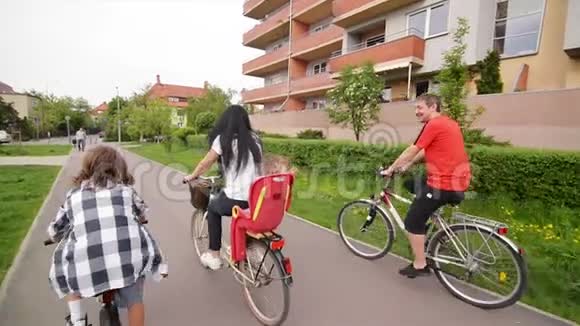 阳光明媚的一天一家人在公园骑自行车他们在一起很有趣视频的预览图