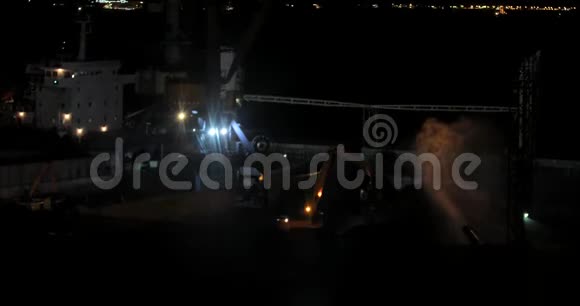 夜泊货船至煤炭码头码头码头港口工人安装梯子取系泊线视频的预览图