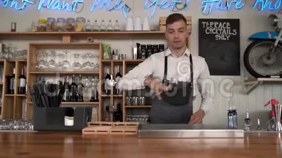 酒保把冰块放进玻璃杯里酒保用酒吧勺子把冰倒在玻璃里视频的预览图