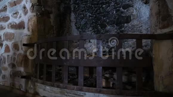 中世纪城堡里的古董壁炉视频的预览图
