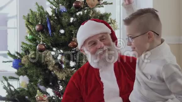 小男孩和圣诞老人拥抱在一起视频的预览图