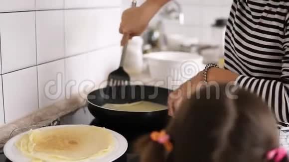 妈妈正在厨房做煎饼女儿住在附近视频的预览图