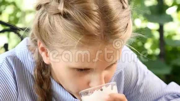 一个年轻的敞开心扉的女孩坐在花园里享受阳光的肖像她喝着一杯热巧克力视频的预览图