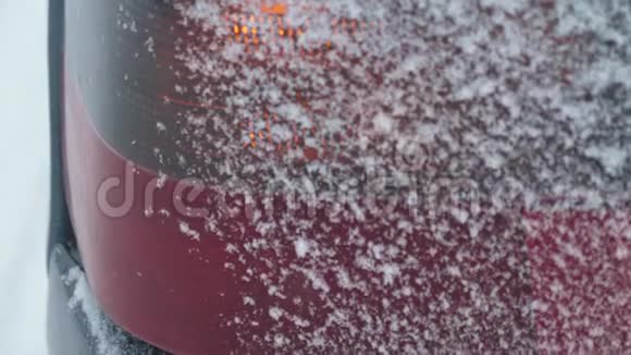 雪天机器上的危险警告灯闪烁开着车后景特写视频的预览图