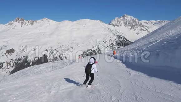 冬季山坡两名滑雪女子滑雪雕刻风格视频的预览图