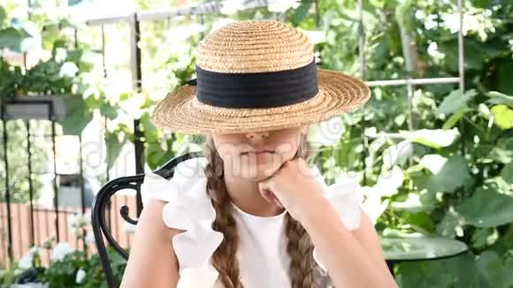 年轻迷人的微笑女孩玩草帽的肖像生活方式的概念快乐的童年视频的预览图