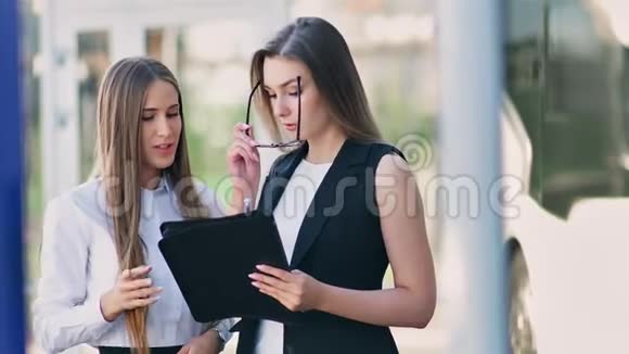 两名女商人在办公室附近的户外举行非正式团队会议视频的预览图