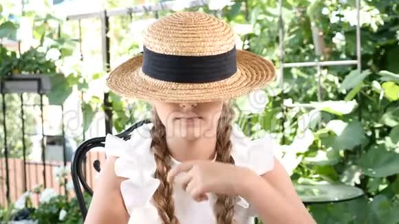 年轻迷人的微笑女孩玩草帽的肖像生活方式的概念快乐的童年视频的预览图