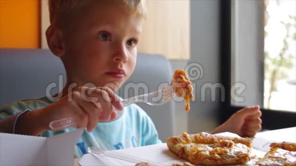 小可爱的男孩吃着比萨饼视频的预览图