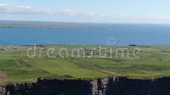 在爱尔兰莫赫悬崖上的绿地视频的预览图