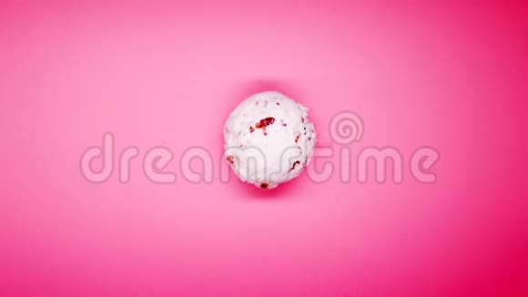 粉红色背景下栗子和红豆冰淇淋球的融化时间视频的预览图
