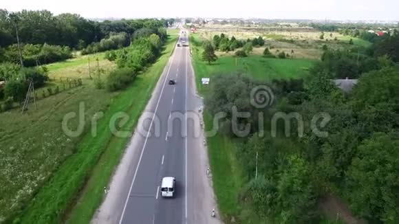 空中飞行无人机在路上汽车在道路上的高度运动视频的预览图