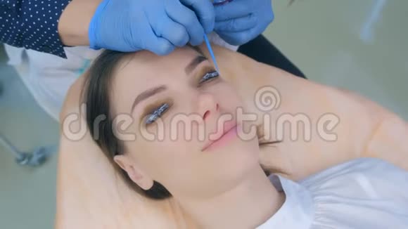 美容师应用解决方案在睫毛上分层提升睫毛程序视频的预览图