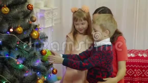小男孩装饰他们的圣诞树视频的预览图