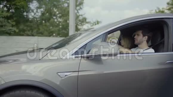 恋爱中的一对夫妇骑着灰色的现代汽车聊天视频的预览图