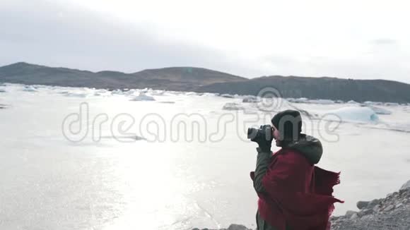 女孩给冰冻湖拍照视频的预览图
