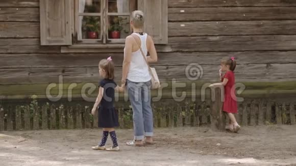 年轻的母亲和她的女儿在农村公园散步视频的预览图