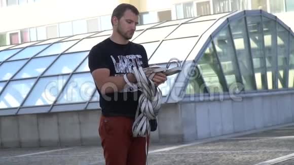 一个精力充沛的人把吊带绑在松弛的缓慢的动作上视频的预览图