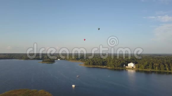 在夏季日落时鸟瞰美丽的特拉凯城堡在立陶宛的湖泊和城堡上空热气球视频的预览图