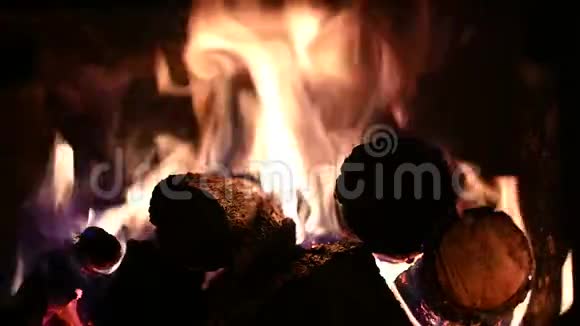 壁炉里燃烧的木柴视频的预览图