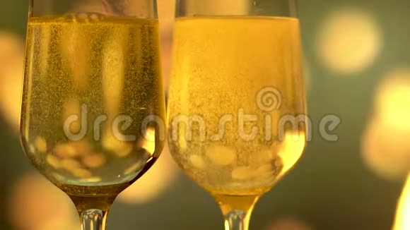 在金色闪烁的背景下将闪闪发光的香槟倒入长笛中视频的预览图
