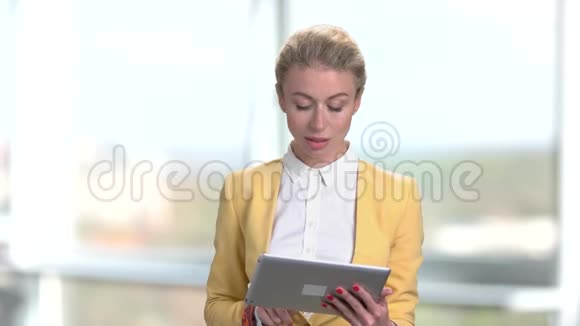 年轻迷人的商务女士使用数字平板电脑视频的预览图