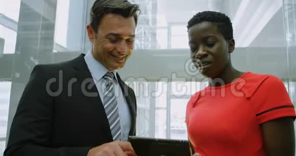 商人和女商人讨论电梯4k的数字平板电脑视频的预览图