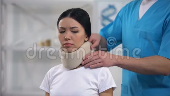 外伤后男性整形治疗悲伤女性患者泡沫颈项圈视频的预览图