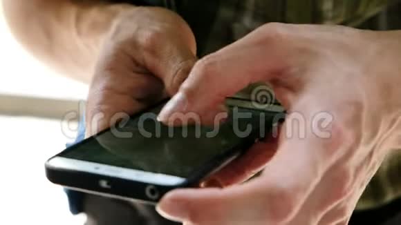 一位手未清理的游客正在看智能手机上的一张电子路线图手机上的导航仪视频的预览图