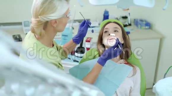 口腔医生在牙科诊所工作牙科医生复查的女性病人视频的预览图