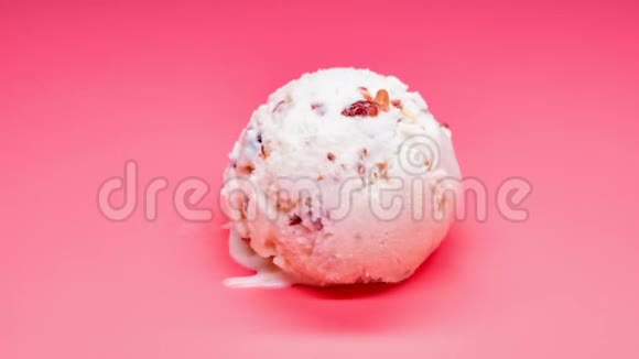 粉红色背景下栗子和红豆冰淇淋球的融化时间视频的预览图
