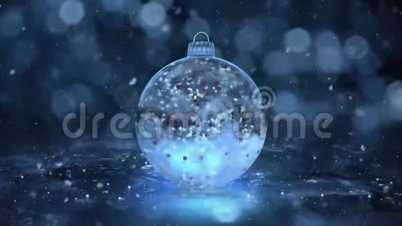 圣诞旋转蓝冰玻璃包雪花红球背景环视频的预览图