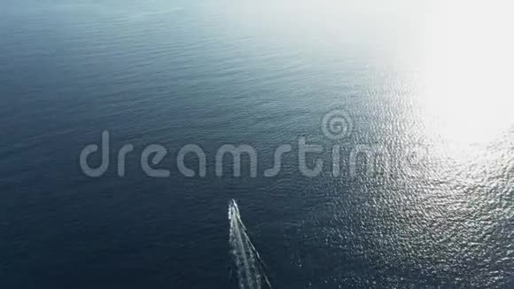 深蓝的海水荡漾水面用船反射阳光视频的预览图