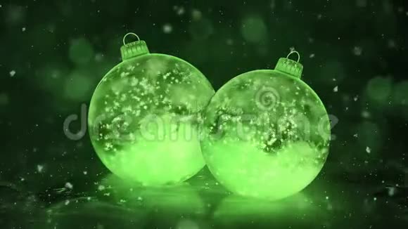 两个旋转的圣诞绿冰玻璃包装饰雪背景循环视频的预览图