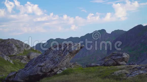 女孩在山里旅行视频的预览图