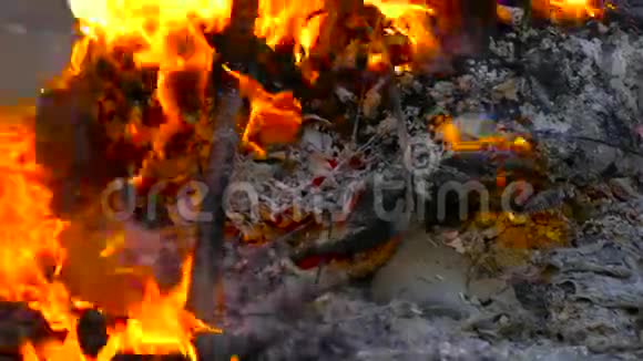 在金属上燃烧木桩上的塑料视频的预览图