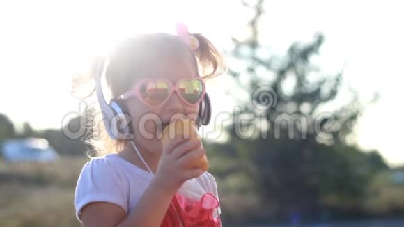耳机里的小女孩听音乐吃冰淇淋视频的预览图