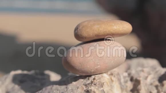 平衡鹅卵石石叠塔靠海视频的预览图