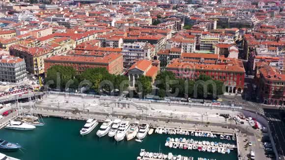 在夏季阳光明媚的一天法国尼斯港拥有豪华游艇的海港和海港的鸟瞰图行动顶级视频的预览图