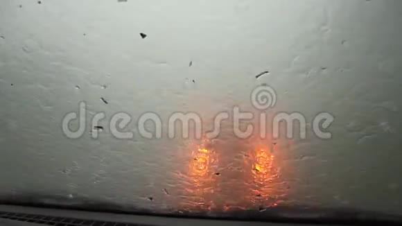 一场大雨和来自车窗的冰雹视频的预览图