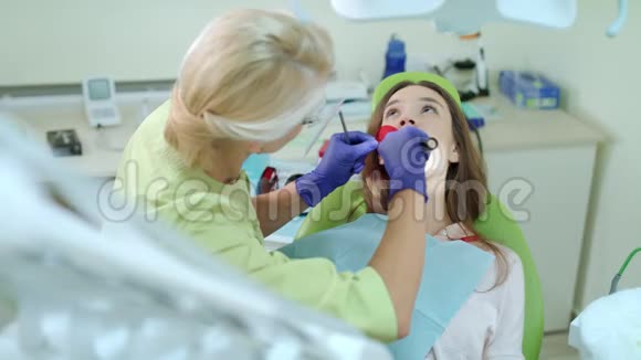 牙齿治疗过程用牙体固化光牙医为病人工作视频的预览图
