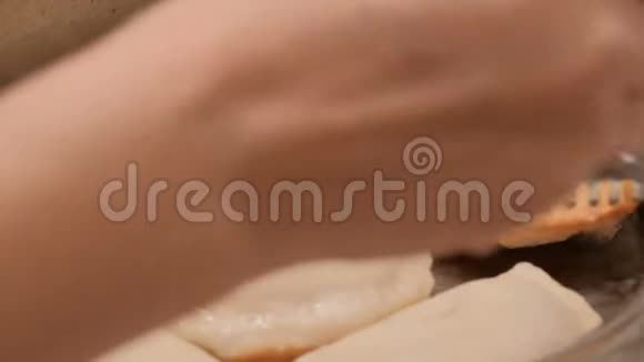切布雷克烹饪过程高加索和东部的食物女孩把馅饼放在一个有两把叉子的发亮的平底锅上视频的预览图