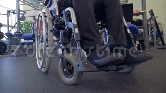 残疾人手中哑铃的特写视频的预览图
